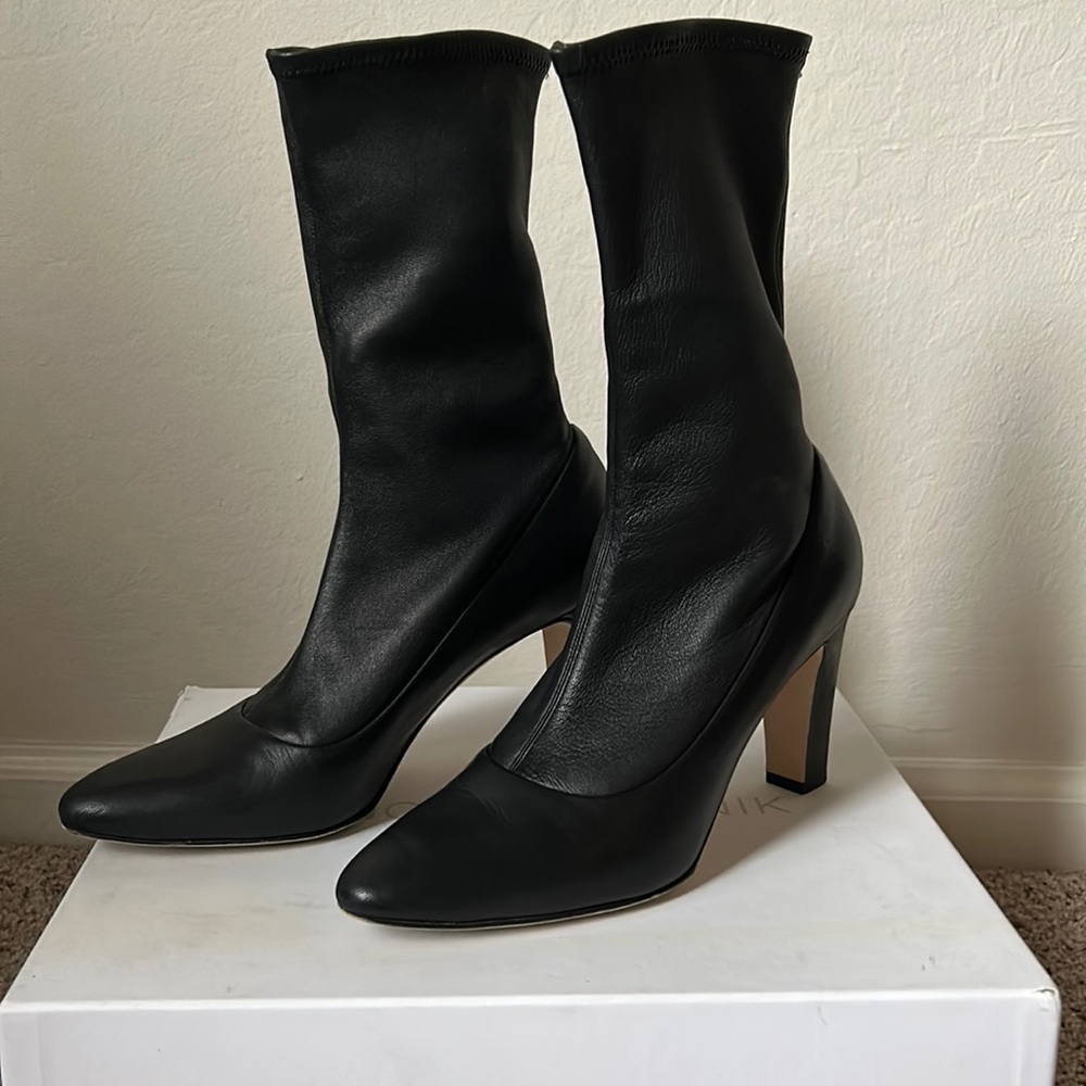 Manolo Blahnik Todi Leather Booties 39